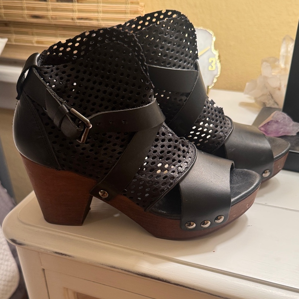 Free People Black Leather Peep-Toe Wedge Sandals 
Size 36.